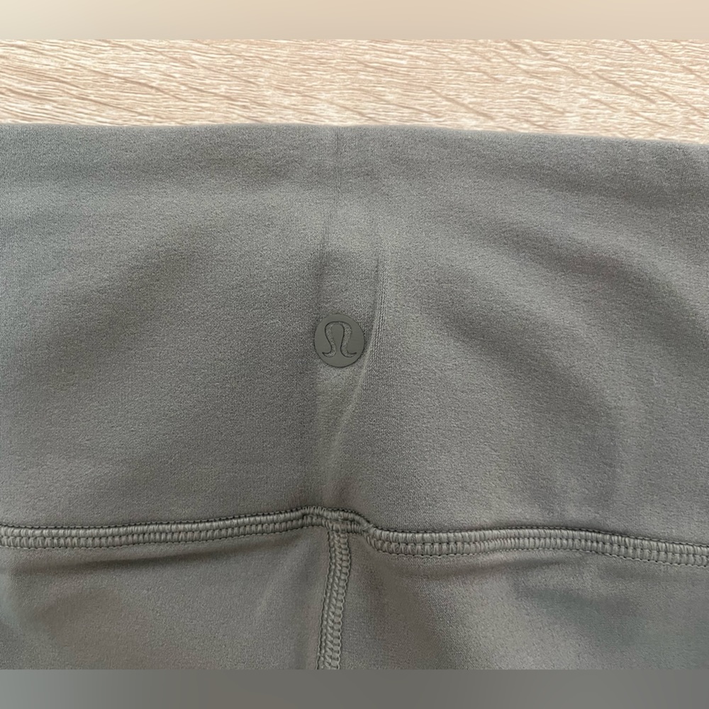 Lululemon gray laser cut bottoms size 6 - Picture 2 of 3